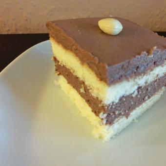 Biskuitschnitte mit Maronencreme