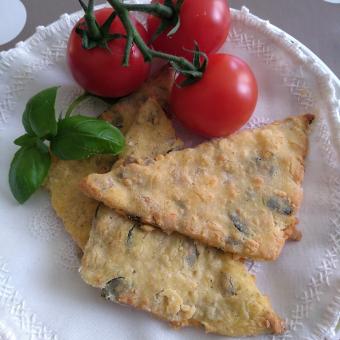 Käseecken mit Kürbis- und Sonnenblumenkernen