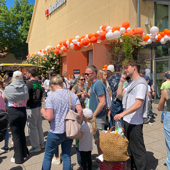 Viele Gäste vor der Halle