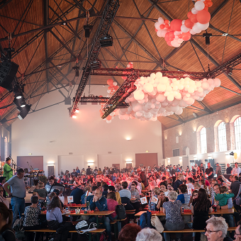 Viele Menschen feiern  in der Halle