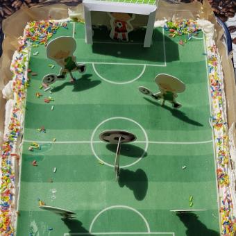 Fußballfeld mit Milchcremefüllung