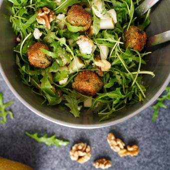 Quinoa-Bratlinge mit Rucola-Gorgonzola Salat