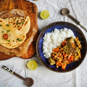 Kichererbsen-Curry mit Naan Brot