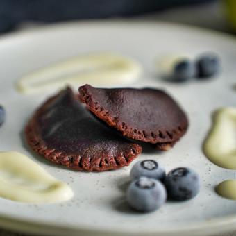 Schokoladen-Ravioli mit Birnenfüllung und Vanillesauce