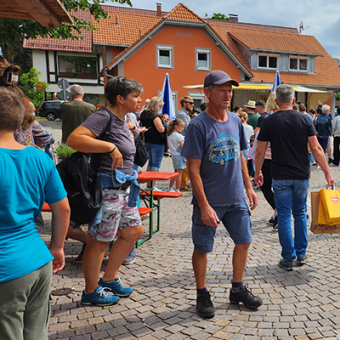 Viele Menschen mit Einkaufstaschen