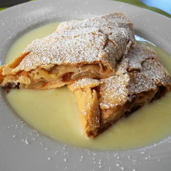 Apfelstrudel mit Vanillesauce