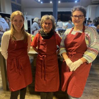 Ein Blick in die Küche mit fleißigen Köchinnen und Köchen bei der Zubereitung eines dreigängigen Menüs