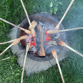 Lagerfeuer und glutenfreies Stockbrot