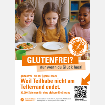 § kleine Kinder essen miteinander. In der Mitte sitzt ein kleines Mädchen vor einem leeren Teller