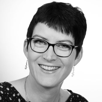 Portrait von Angela Nahm in schwarz-weiss