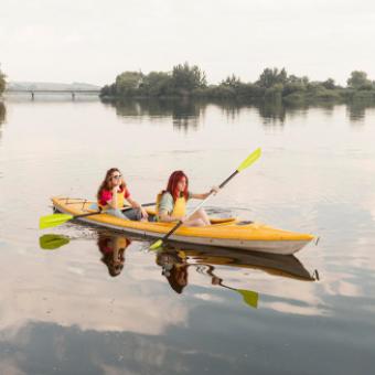 Eine bunte Mischung aus wandern in der Natur und Kanu fahren