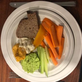 Genuss ohne Reue bei Unverträglichkeiten: Dreierlei Hummus mit Gemüsesticks und gf Sauerteigbrot