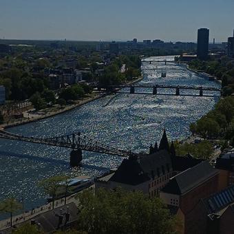 Unser erstes Food(t) Walk liegt hinter uns; 17 Teilnehmer waren mit uns in Frankfurt unterwegs. Bei unserem ersten Food(t) Walk hatten wir Wert darauf gelegt das die Lokationen alle 100% Glutenfreie sind. Dies diente nicht nur der Sicherheit,  dadurch konnten wir uns auch mehr Zeit für den Austausch nehmen und uns Frankfurt aus einem anderen Blickwinkel ansehen konnten.  Unsere Lokationen beim Food(t) Walk waren Lúa Cuisine und Isabella Glutenfreie Pâtisserie  Wir planen einen Zeiten Food (t) Walk auch mit