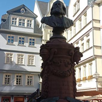 Unser erstes Food(t) Walk liegt hinter uns; 17 Teilnehmer waren mit uns in Frankfurt unterwegs. Bei unserem ersten Food(t) Walk hatten wir Wert darauf gelegt das die Lokationen alle 100% Glutenfreie sind. Dies diente nicht nur der Sicherheit,  dadurch konnten wir uns auch mehr Zeit für den Austausch nehmen und uns Frankfurt aus einem anderen Blickwinkel ansehen konnten.  Unsere Lokationen beim Food(t) Walk waren Lúa Cuisine und Isabella Glutenfreie Pâtisserie  Wir planen einen Zeiten Food (t) Walk auch mit