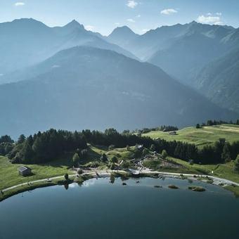 Berglandschaft- davor ein See
