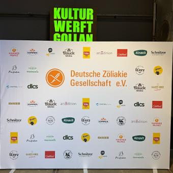 Wand mit den Logos aller Aussteller am WZT