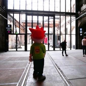 Unser Maskottchen Zacharias sieht man von hinten in der Halle stehen.