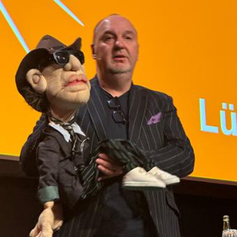 Bauchredner mit Puppe von Udo Lindenberg