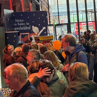 Der gang mit den vielen Ausstellern und Produkten und vielen Besuchern beim WZT