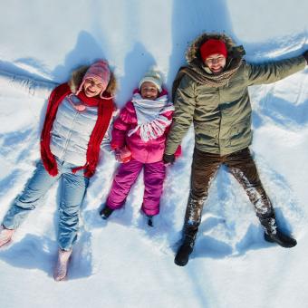 Familie im Schnee