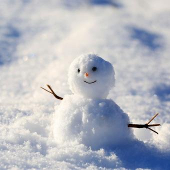 Kleiner süßer Schneemann