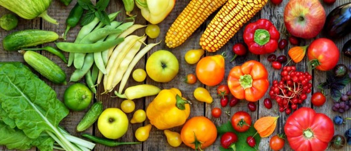 Leckere Früchte und Gemüse in Regenborgefarben