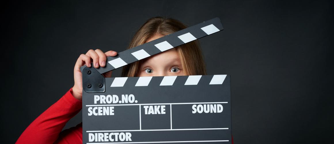 Film / Media Camp Mädchen hällt eine Filmklappe in der Hand