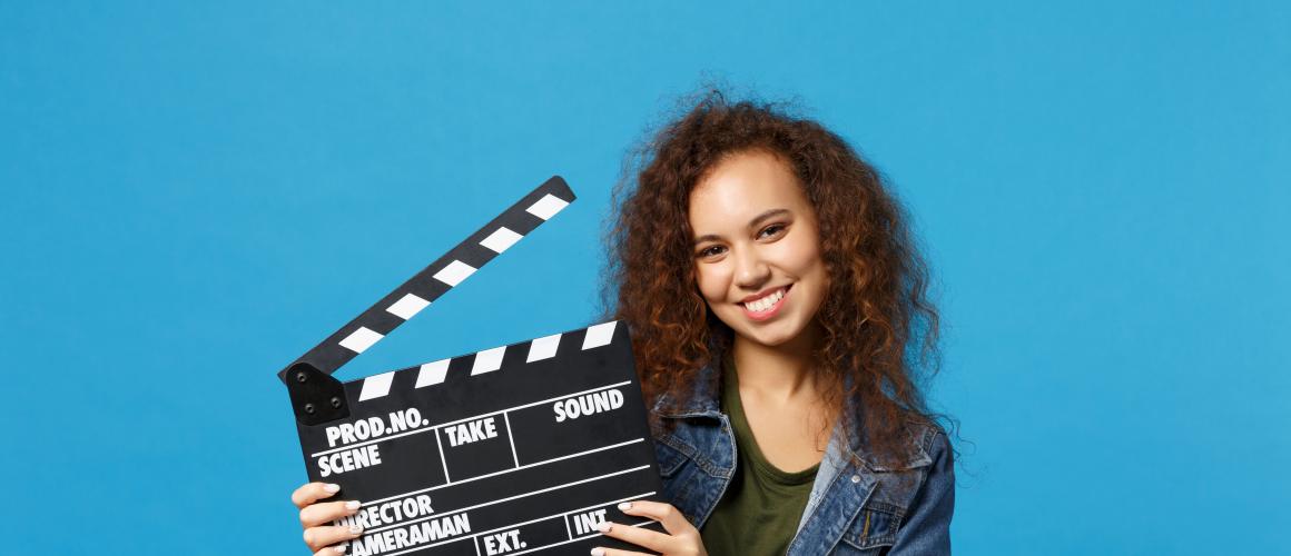 Film / Media Camp Jugendliche hällt eine Filmklappe in der Hand
