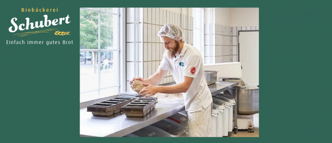 Links ist das Logo der Bio Bäckerei schubert in Augsburg, in der Mitte seiht man einen Bäcker, der Teig knetet