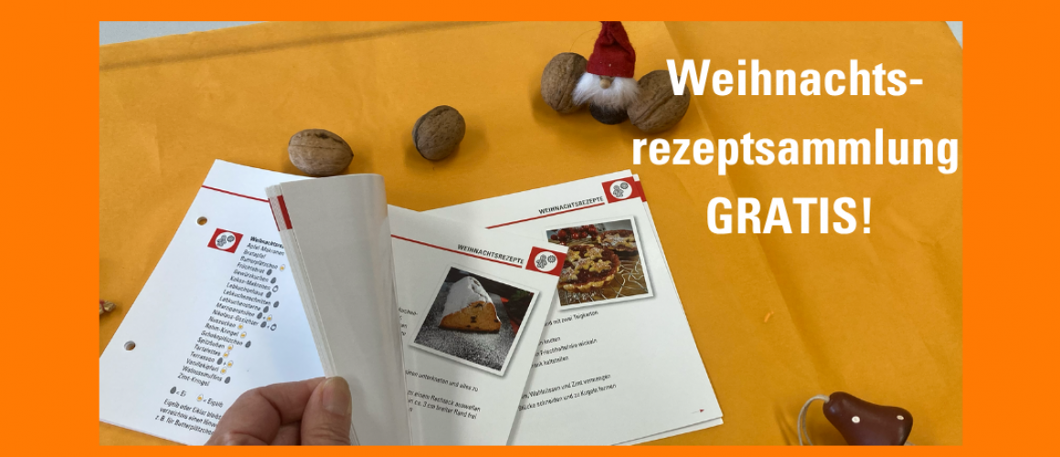 Die große Weihnachtsrezeptsammlung wird gerade durchgeblättert. Daneben sitzt ein kleiner Weihnachtsmann und es liegen Nüsse drumherum.
