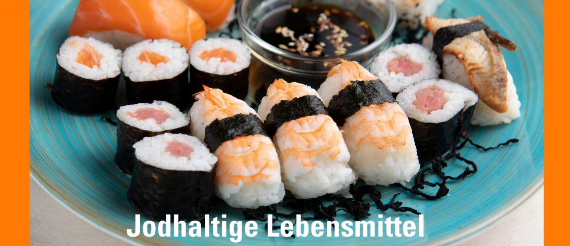 Türkisfarbener Teller mit vielen Sushirollen mit Algenblättern und Fisch- darunter steht Jodhaltige Lebensmittel