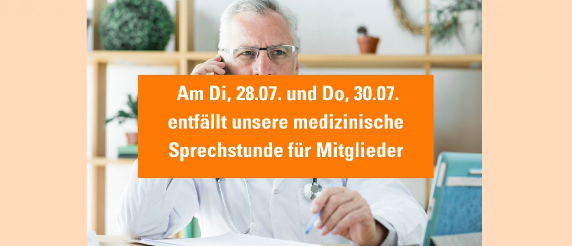 Arzt am Telefon mit orangenem Balken, auf dem steht, dass am 28.07. und 30.07. die medizinische Sprechstunde entfällt.