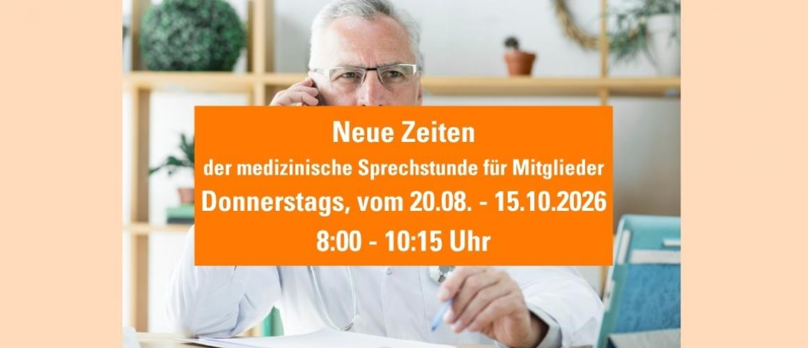 Arzt am Telefon mit orangenem Balken, auf dem steht, dass sich die Zeiten Donnerstags der medizinischen Sprechstunde für Mitglieder vom 20.08.- 15.10. ändert. Sie ist in dieser Zeit von 8:00 - 10:15 Uhr
