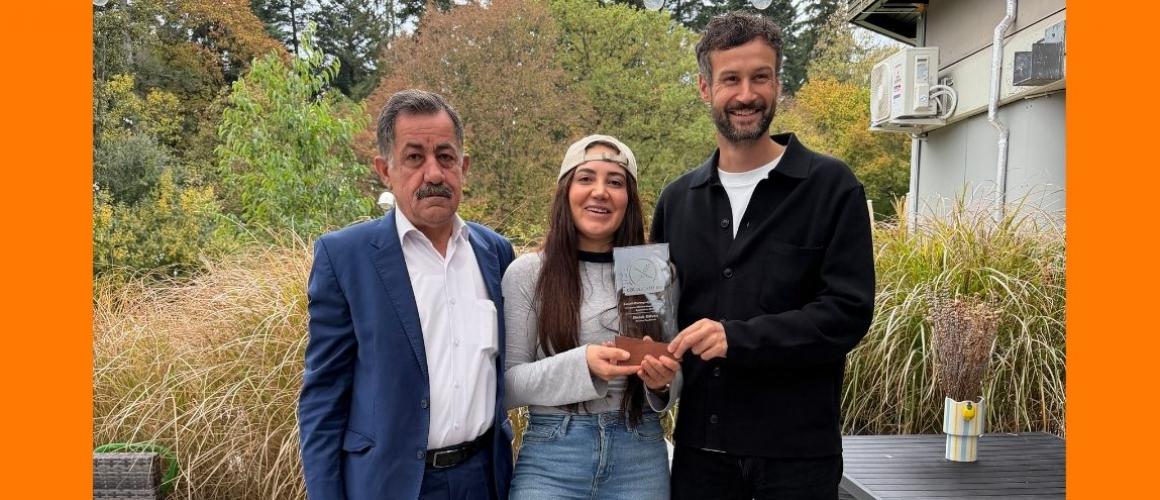 Bild von Melek Gülen mit rechts ihrem Vater und links Herrn Lucas Fischer von der Hammermühle Sie hält den Leuchtturmpokal in den Händen