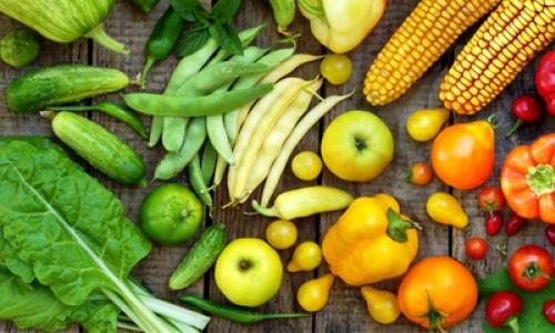 Leckere Früchte und Gemüse in Regenborgefarben