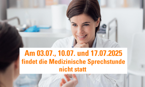 Die medizinische Sprechstunde für Mitglieder findet am 03.07 und 10.07. und 17.07.2025 nicht statt. Ärztin sitzt am Schreibtisch und vor ihr eine Patientin.