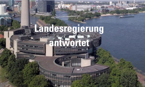 Bild des Gebäudes der Landesregierung- darüber steht in weß : Landesregierung antwortet