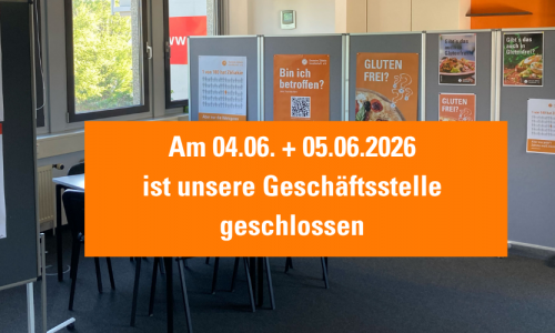 Foto des Besprechungszimmer der DZG mit vielen Plakaten rund um Zöliakie darauf ist ein Rechteck in orange, auf dem geschrieben steht, dass die Geschäftsstelle am 04.06. und 05.06. geschlossen ist.