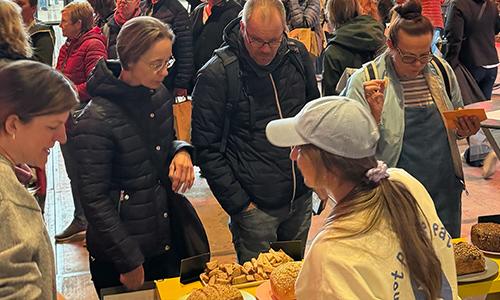 viele Besucher in der Gollan Werft, die an Aussteller Ständen neue Produkte entdecken