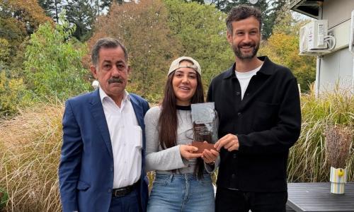 Bild von Melek Gülen mit rechts ihrem Vater und links Herrn Lucas Fischer von der Hammermühle Sie hält den Leuchtturmpokal in den Händen